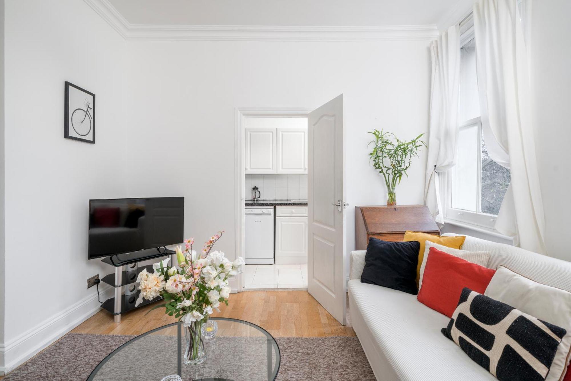 Apartment & Charming 2-3 Bed In Kensington, 2 Minutes To Tube, Piccadilly & District Lines, Stunning Garden Views *