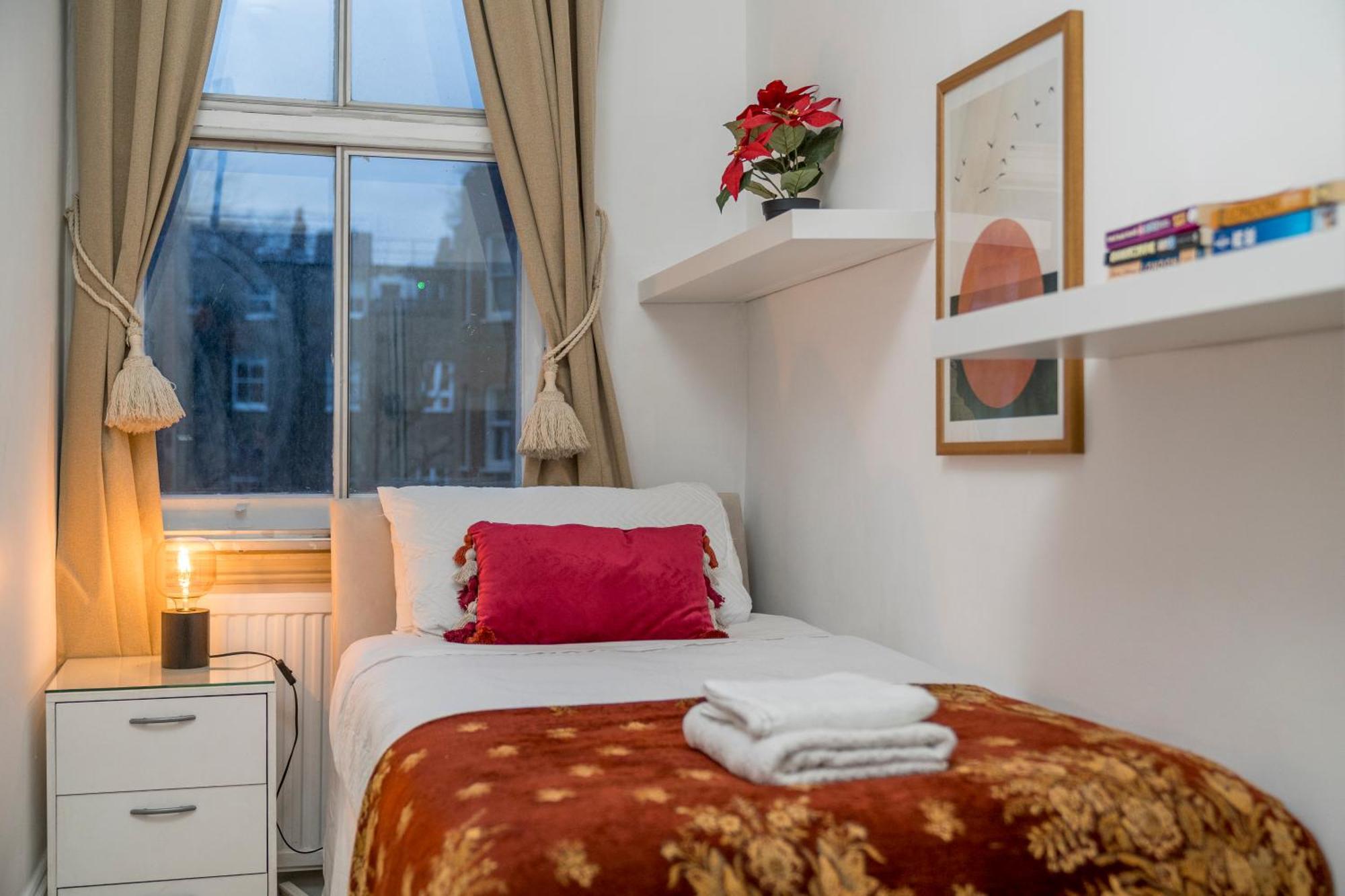 & Charming 2-3 Bed In Kensington, 2 Minutes To Tube, Piccadilly & District Lines, Stunning Garden Views London