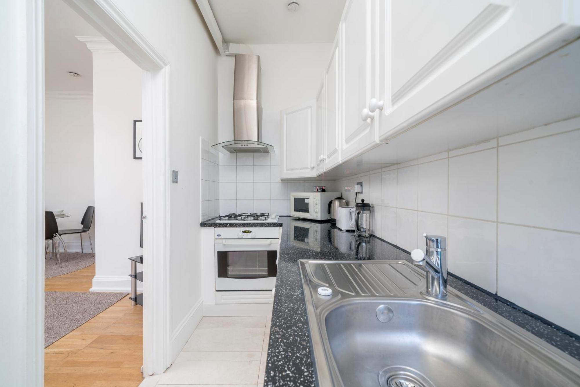 Apartment & Charming 2-3 Bed In Kensington, 2 Minutes To Tube, Piccadilly & District Lines, Stunning Garden Views London