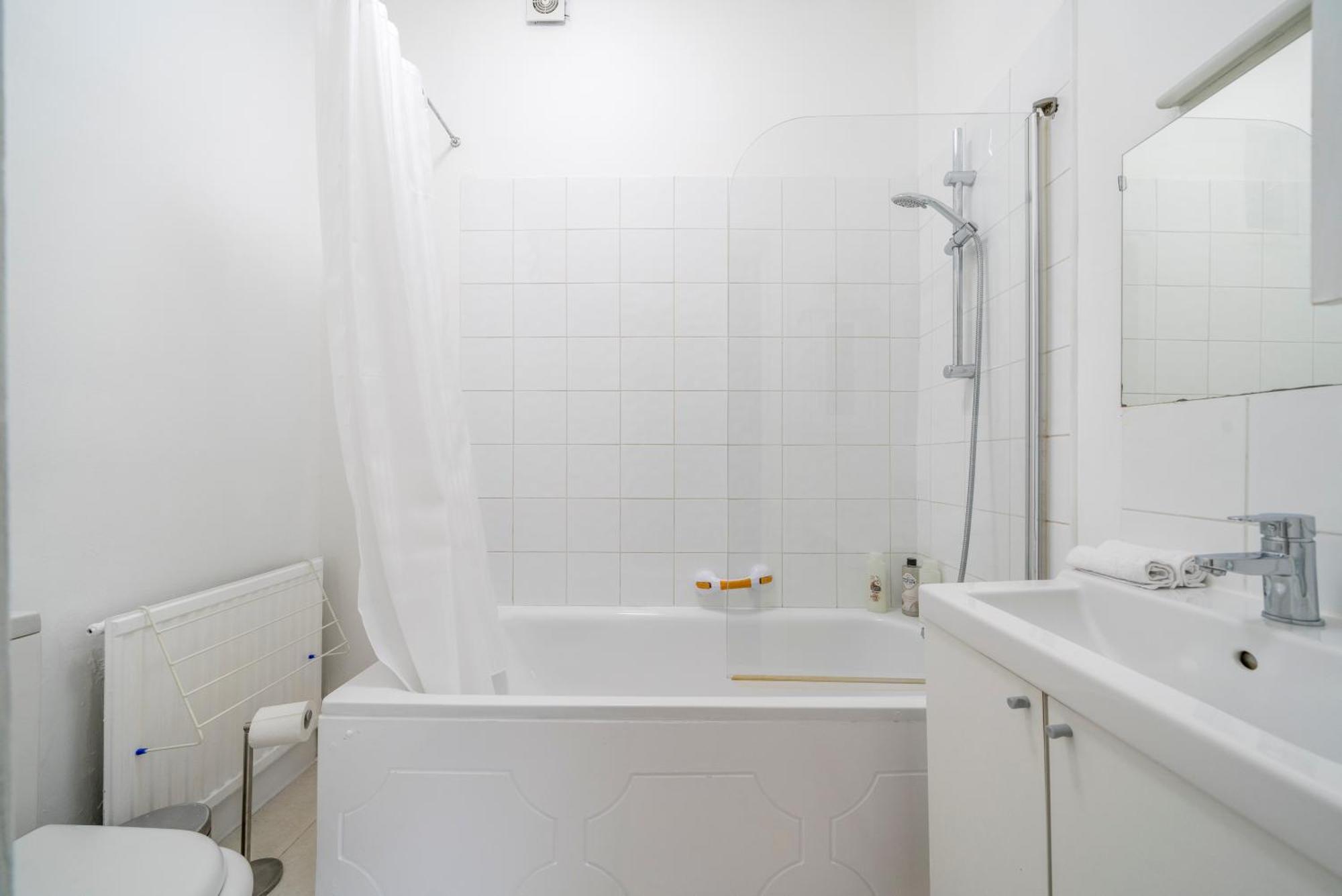 Apartment & Charming 2-3 Bed In Kensington, 2 Minutes To Tube, Piccadilly & District Lines, Stunning Garden Views London