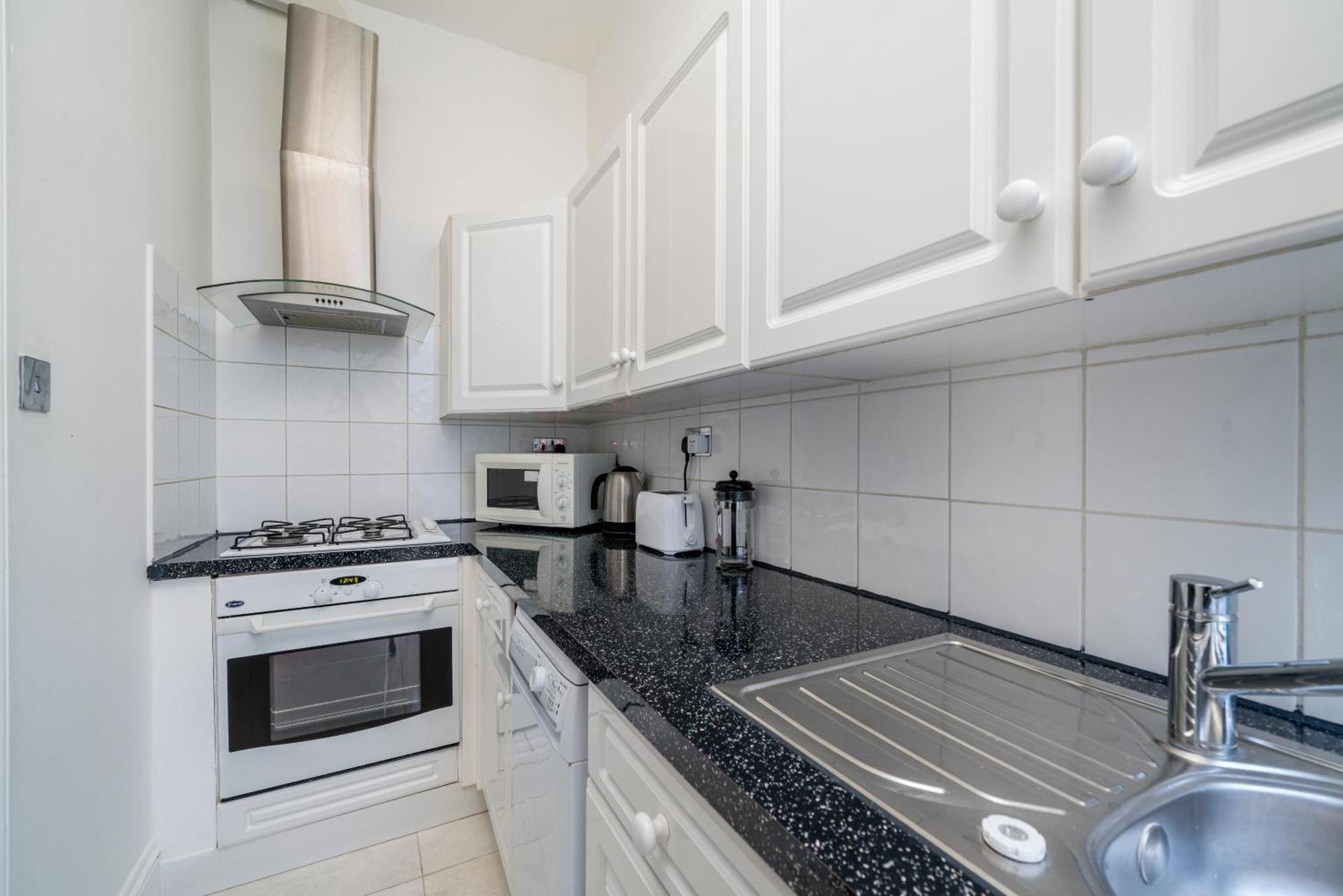 & Charming 2-3 Bed In Kensington, 2 Minutes To Tube, Piccadilly & District Lines, Stunning Garden Views * London