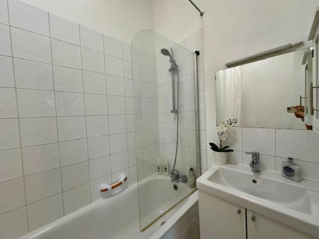 & Charming 2-3 Bed In Kensington, 2 Minutes To Tube, Piccadilly & District Lines, Stunning Garden Views Apartment